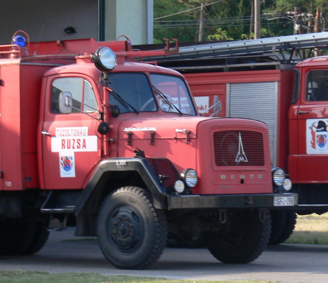 A piros Magirus-Deutz tűzoltóautó elölről, oldalán a „Tűzoltóság Ruzsa” felirattal.